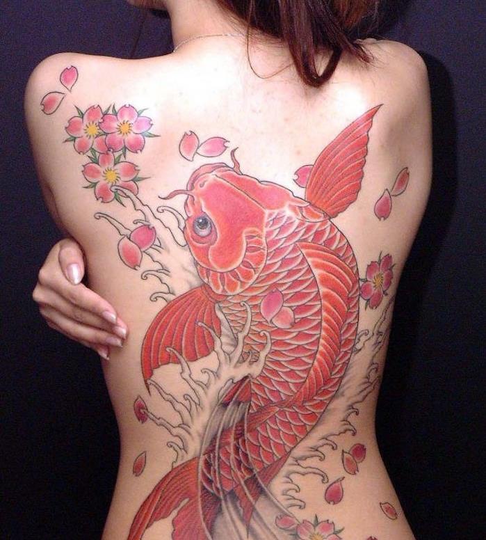 koi karpio tatuiruotė visa nugara japoniška auksinė žuvelė