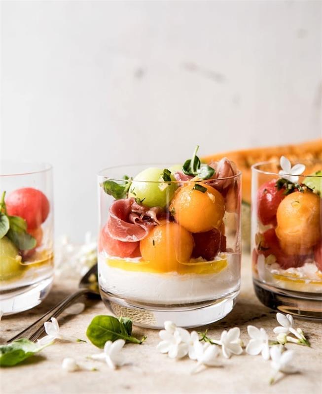 primer verrine apero solata sadni melon pršut in burrata v steklenem italijanskem receptu