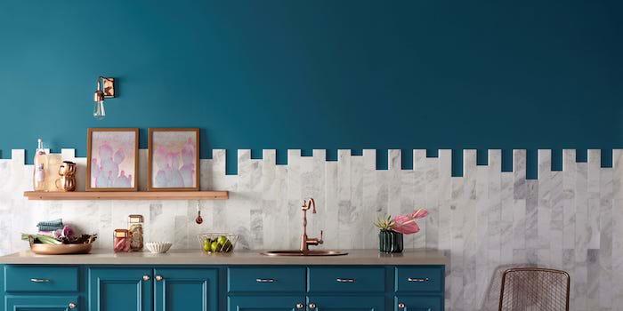 bir mutfağın duvarları için ne renk, duvar resmi ve ördek mavisi mutfakta mobilya fikri, gri ve beyaz fayanslar, sanatsal atmosfer