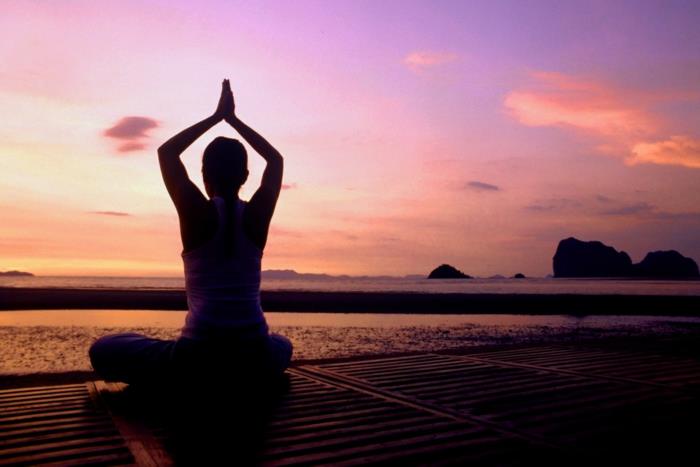 gün batımında yoga-pilates-egzersiz-pratiği-serin-ruh-