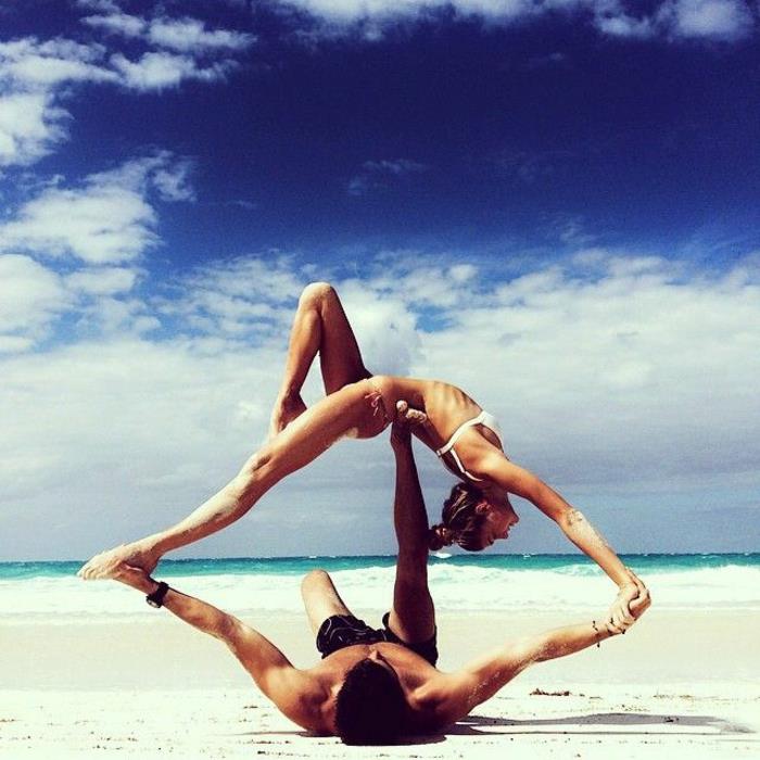 joga-vaje-joga-položaji-šport-in-filozofija-obmorska-peščena plaža