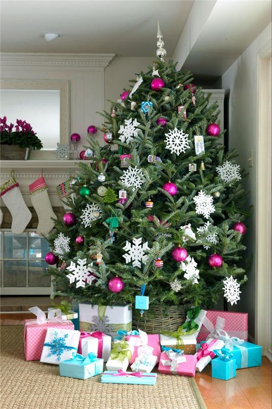 primer modre božične kroglice in snežinke okrasne klopi kmečka ideja božičnega drevesa v rustikalno elegantni tkani košarici