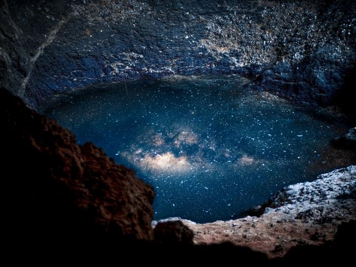 galaktikos ekrano užsklanda kompiuteriui, šviesos reiškinio vaizdas ir uolos kaip ekrano užsklanda kompiuteriui