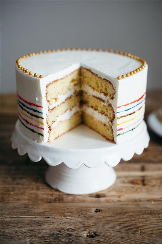sevgililer menüsünden bir tatlı olarak vanilyalı ve kremalı kek, ev yapımı bir pastanın nasıl sunulacağı fikri