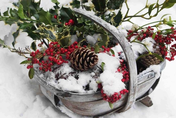 ücretsiz eski ahşap sepet köknar dalları kırmızı dut çam kozalakları yapmak için açık noel dekorasyonu