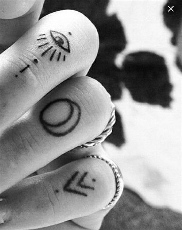 puščice in pike polmeseca, tetovaže s prsti za moške, srebrni prstani, zamegljeno črno -belo ozadje