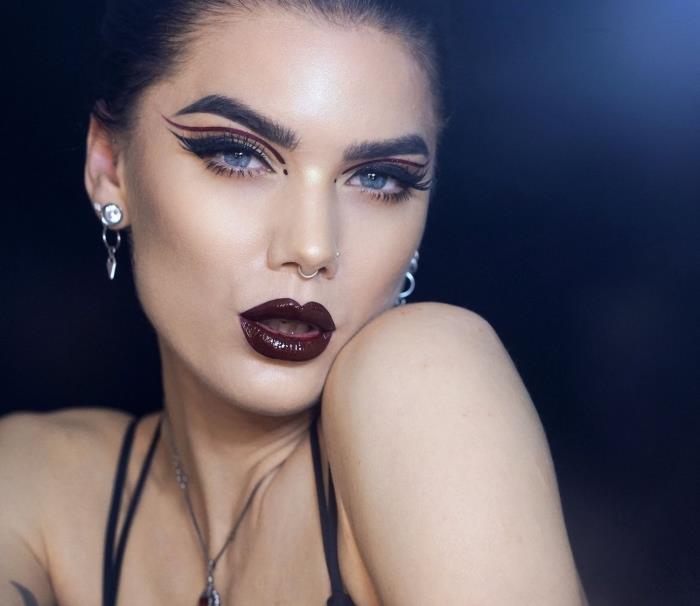 lengvo Helovino makiažo idėja moterims, vampyrės veido veidas su tamsiomis lūpomis su juodu ir bordo akių pieštuku