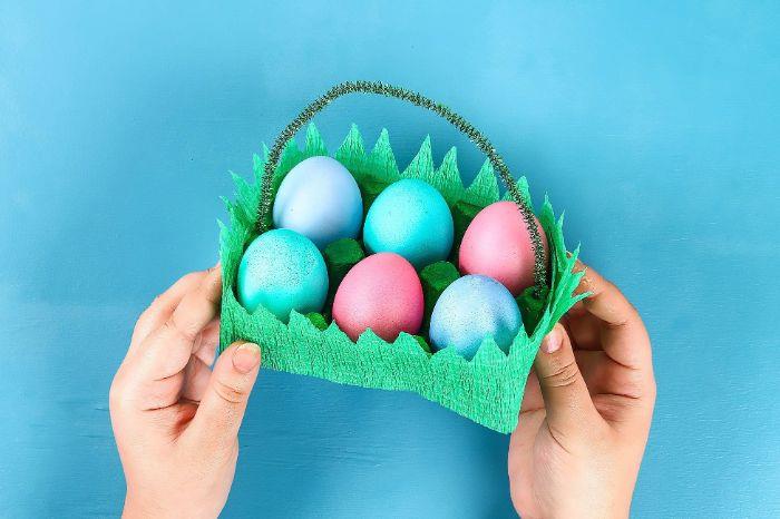 yumurta kartonunda kendin yap paskalya sepeti yapma yeşil renkli yumurta boru temizleme sapı ve etrafında deco krepon kağıt ile yeniden boyanmış