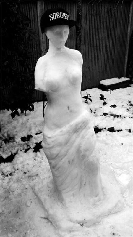 make-snowman-real-snowman-skulptūra