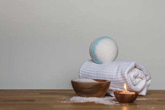 kopalno kroglo naredite iz lesene posode z morsko soljo in zvite brisače