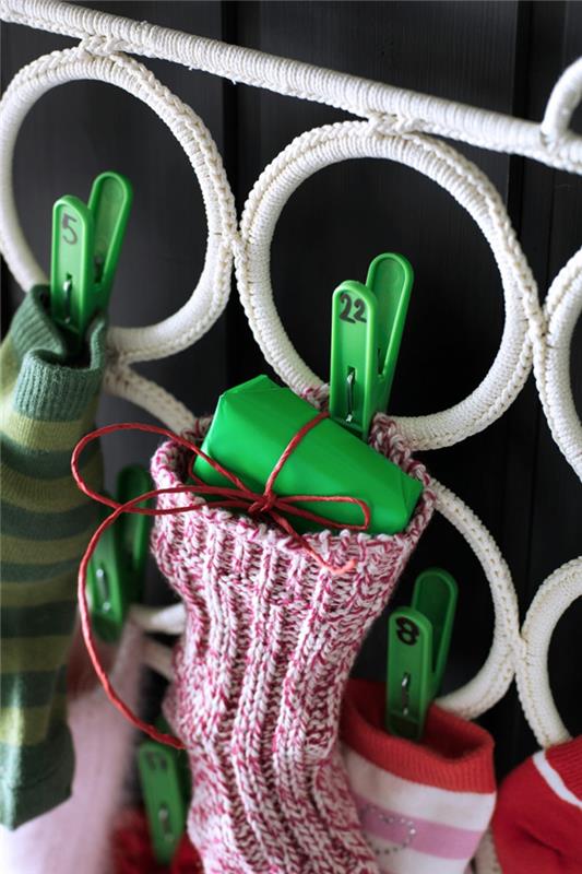 naredite enostaven adventni koledar, vijolične nogavice in zelene ščipalke
