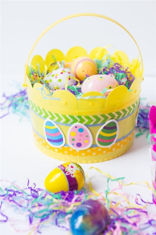 dekoratif yumurtalar ve renkli çıkartmalar ile plastik bir Paskalya sepeti yapın
