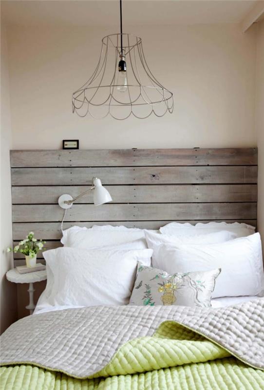 vzglavje palete, zeleno -beli dekor v spalnici z belo barvanim lesenim pohištvom
