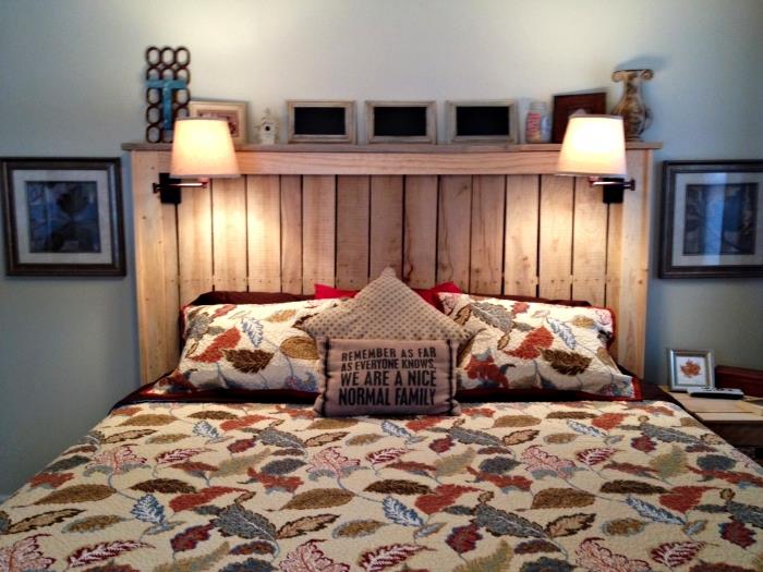 naredite vzglavje, veliko leseno posteljo z večbarvno odejo za oblikovanje listov in okrasnimi blazinami