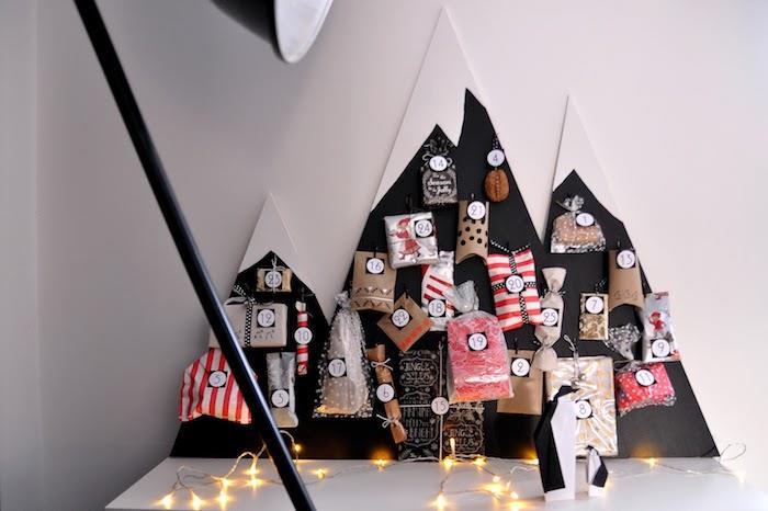 mini orijinal diy varış takvimi kraft hediye çantaları ile beyaz ve siyah dağ panelinde bir varış takvimi yapın