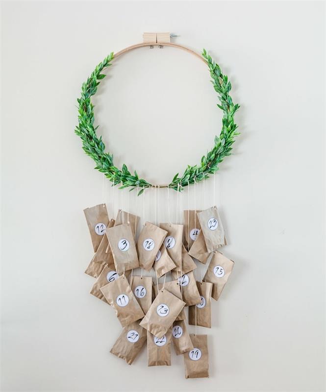 kraft kağıt torbalarla ahşap ve yapay yeşil yapraklardan bir Noel çelengi varış takvimi yapın