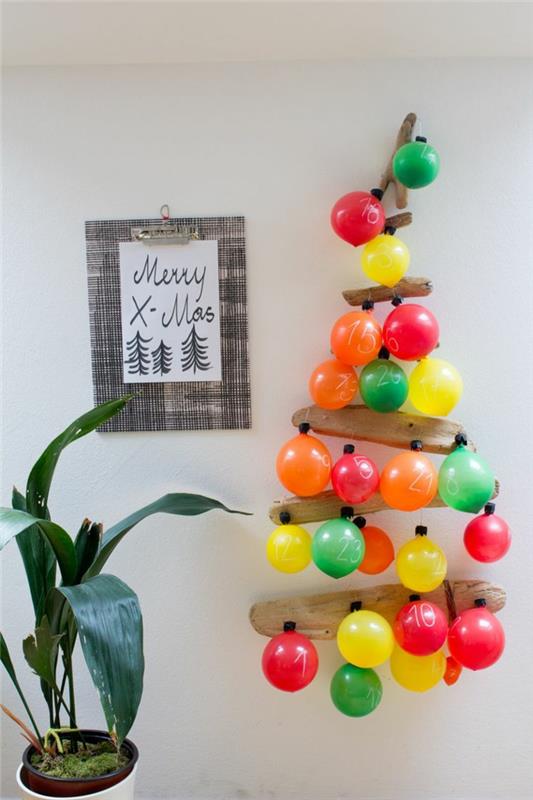 naredite adventni koledar, balone, razporejene v obliki drevesa