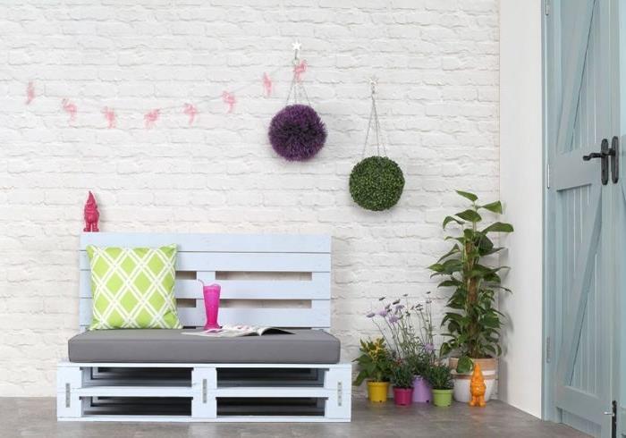 postavitev vrtne terase s kavčem za palete DIY z naslonom, siv sedež, enostaven način za odrasle