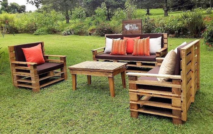bir bahçenin ortasında çimenlerin üzerinde palet ahşap palet bahçe mobilyaları, koltuk, kanepeler ve alçak masa