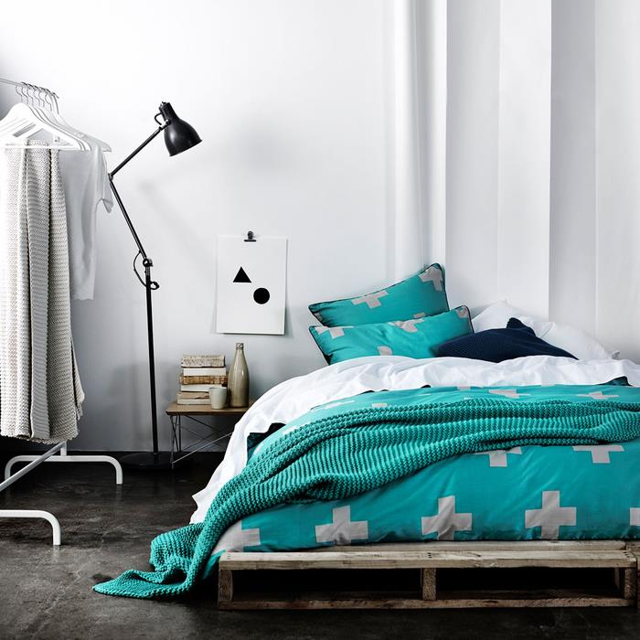 alçak palet yataklı monokrom ve minimalist bir yatak odası