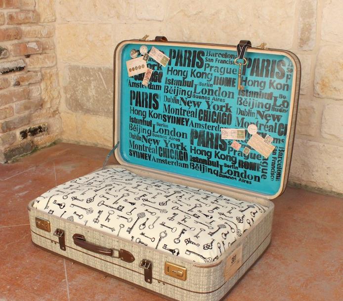 eski bavul ve diy yastık ile köpek çöp sepeti kulübesi