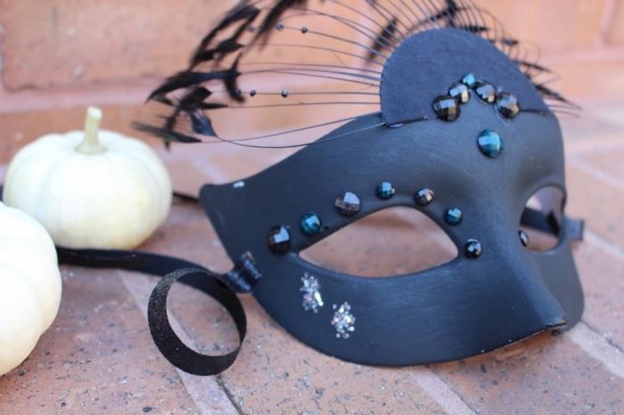 anaokulu karnaval maskesi, parti maskesi için kendin yap fikri, siyah boya tabakası ve tüylerle beyaz bir maske özelleştirmek