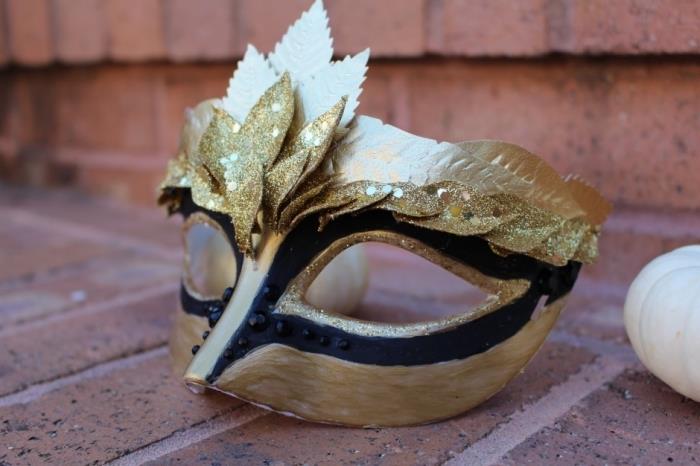 anaokulu karnaval maskesi, altın parıltılı yaprakları ve parlak pulları olan altın maske şablonu