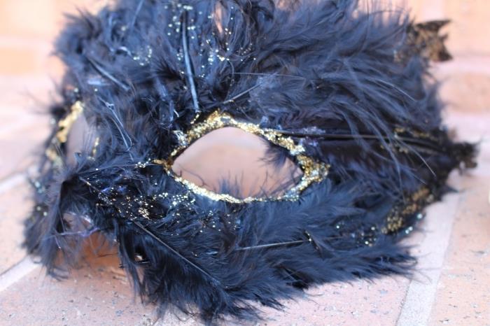 kadınlar için maskeli top, siyah tüyler ve altın parıltılı bir DIY kılık maskesi yapma fikri