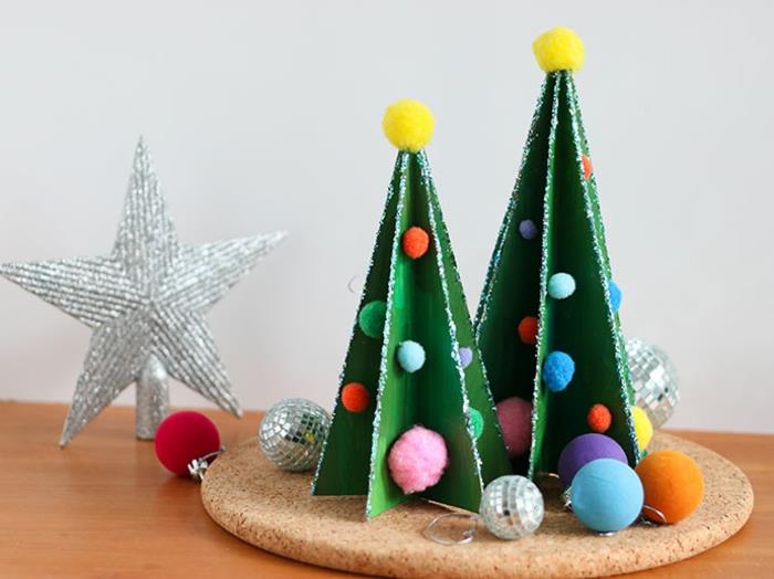 pasidarykite kartoninę eglutę, pasidaryk pats kartonines kalėdines dekoracijas ir spalvingus pomponus