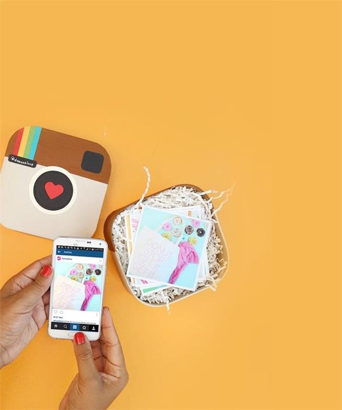instagram hatıra fotoğrafı tutmak için özel bir karton kutuda yapmak için en iyi arkadaş hediye fikri