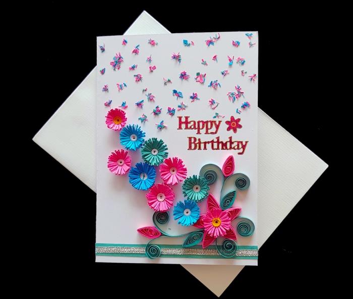 kaip padaryti originalų gimtadienio atviruką, balto popieriaus kortelės šabloną su mini drugeliais ir gėlėmis