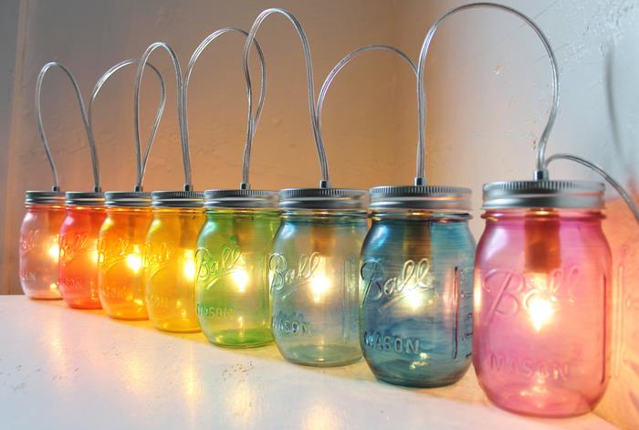 puikios spalvos stikliniai indeliai, paversti gražia pakaba, skleidžiančia minkštą šviesą