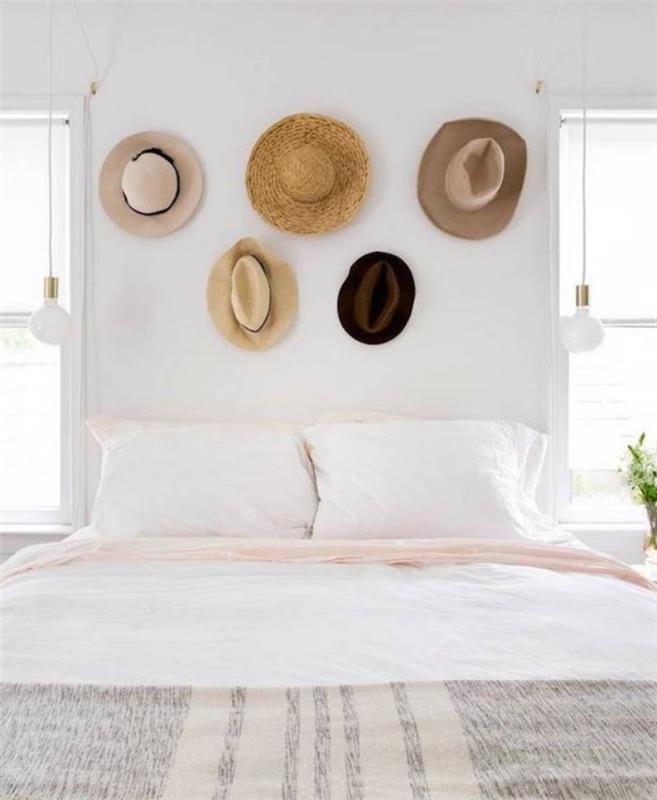 poletni klobuki kot vzglavje, alternativna ideja za izdelavo izvirnega vzglavja, belo in rožnato perilo in siva odeja, bela stena