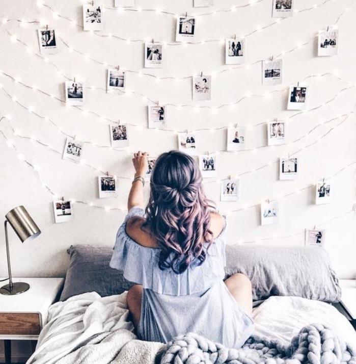 sami naredite vzglavje, dekoracijo sten s fotografijami in lahek venec, sivo -belo posteljnino, očarljivo dekle