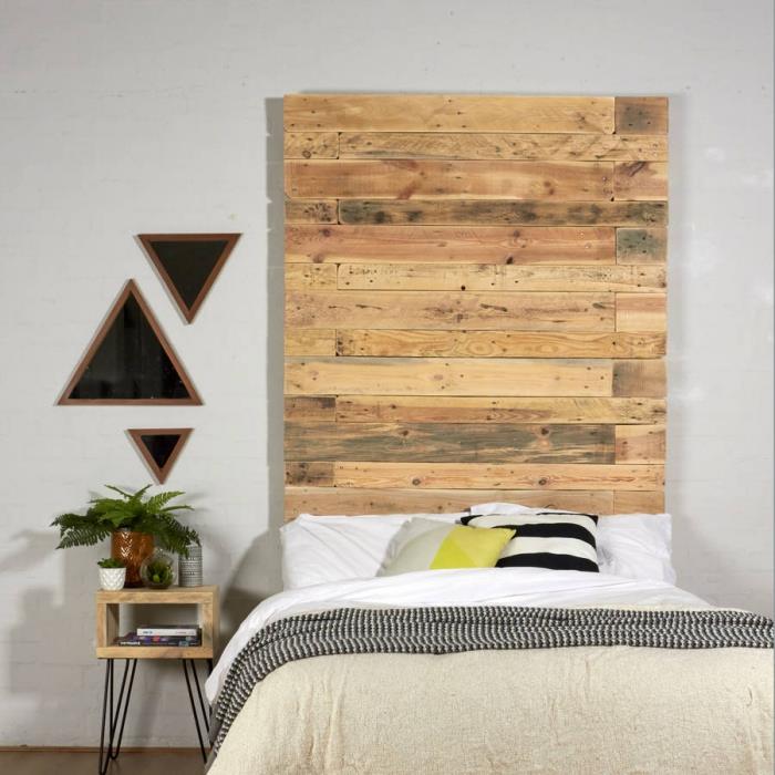 vzglavje palete, majhna spalnica za odrasle z belimi stenami in temnimi tlemi z lesenim pohištvom