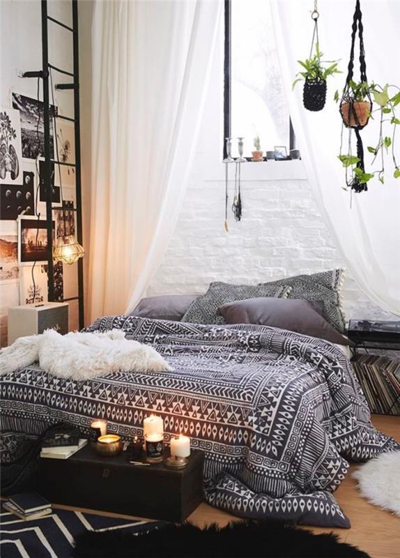 ideja, kako narediti vzglavje, belo zaveso in viseče zelene rastline, posteljo na tleh in črno -belo posteljnino, azteški vzorec, dekoracijo sten s fotografijami