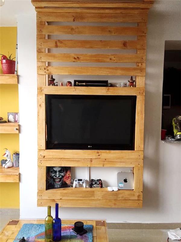 diy tv standı için bir raf olarak duvara monte ahşap palet dolabı