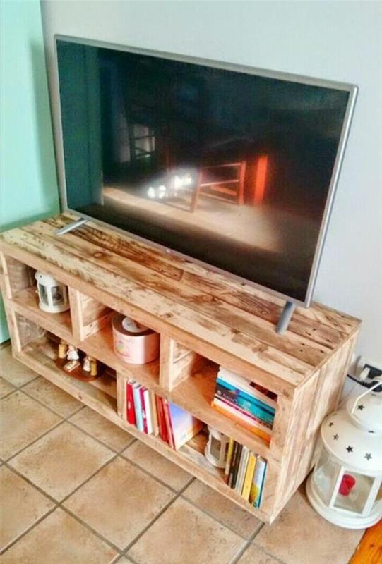 Fabriuqer-a-tv-omara-v-svetlem-lesu-minimalistična-omara-shramba-prostor