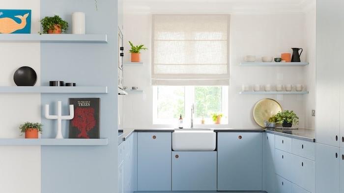açık pastel mavi mutfak cephe örneği, beyaz duvarlar, küçük süslemeli küçük raflar mutfak detayları
