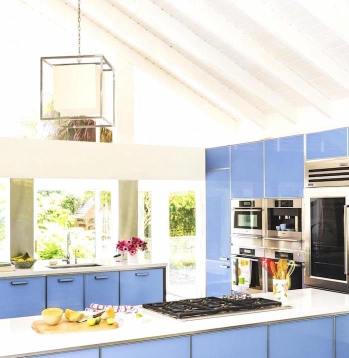mor desenli beyaz mutfak, paslanmaz çelik aletler, beyaz tezgahlar ve orijinal sarkıt lamba