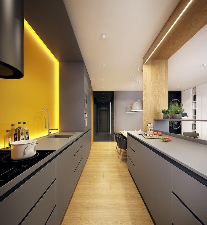 antrasit gri cephe, açık parke ve LED aydınlatmalı sarı sıçrama ile gri bir mutfak örneği