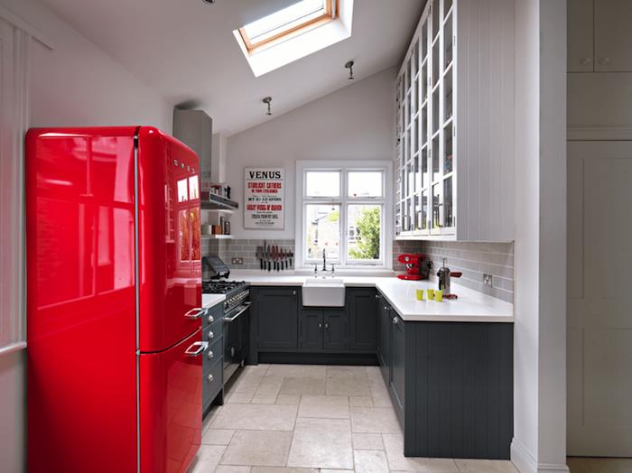 antrasit gri boyalı mutfak cephesi, beyaz tezgah ve uzun dolap, eski kırmızı buzdolabı, çimento karo zemin