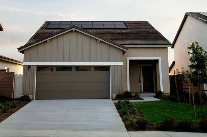 fasada bele hiše sončna plošča energetska prenova prihranek okolju prijazna gesta
