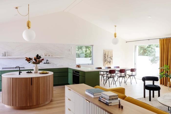 koyu yeşil mobilyalı beyaz duvarlı ve açık renkli ahşap parkeli beyaz tezgahlı modern mutfak dekor fikri