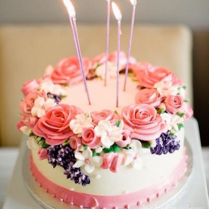 Gražus suaugusiųjų gimtadienio tortas lengvas ir originalus pyragas su šviežios grietinėlės gėlėmis