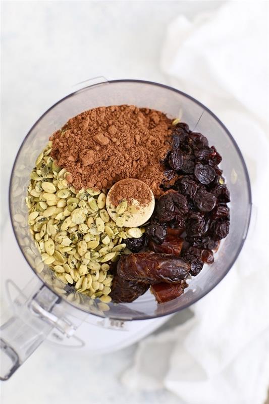keto dietos lengvas sveikų užkandžių receptas, moliūgų sėklų rutuliai, kakava, datulės ir džiovintos vyšnios