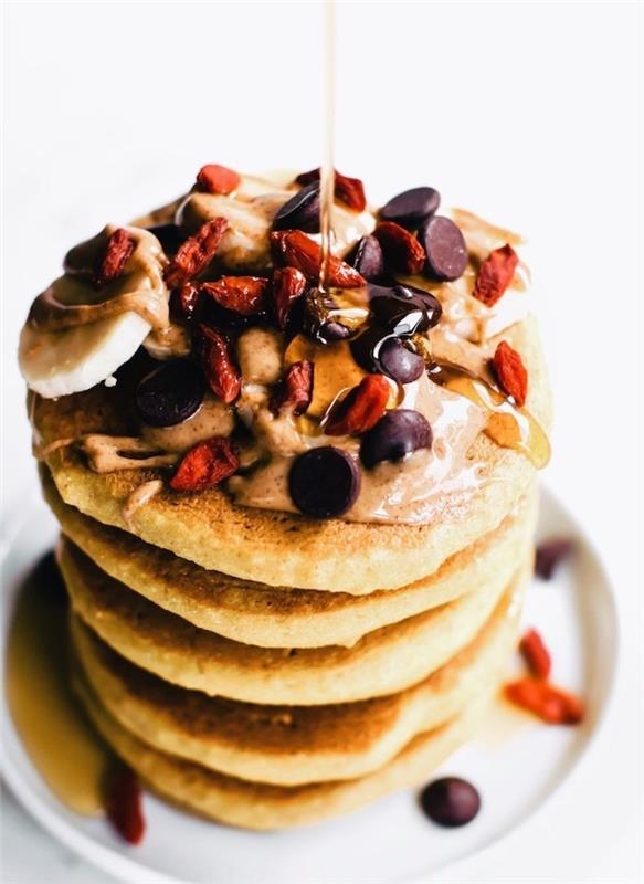 örnek kolay krep hamuru nasıl yapılır, çikolata parçaları, goji berry, muz ve fıstık ezmesinden krep tepesi