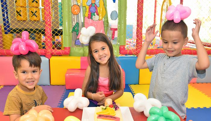 renkli balonlardan figürinler ve hayvanlar yapın, bir kolaylaştırıcı tarafından gerçekleştirilecek doğum günü etkinliği fikri