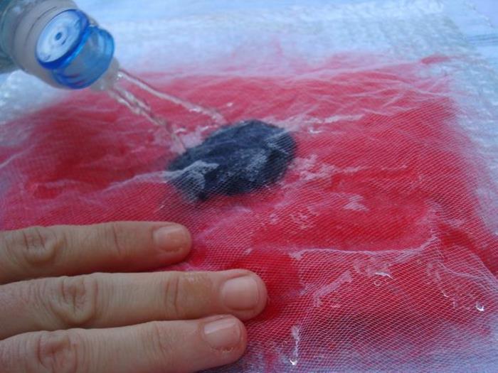 tinklelį, burbulinę plėvelę ir drėgną vilną, kad pasidarytumėte gėlę „pasidaryk pats“