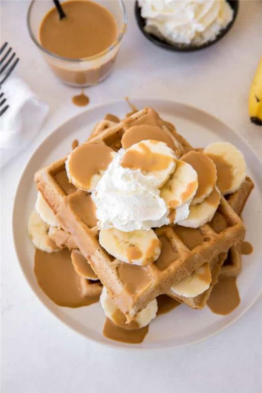 sağlıklı ve orijinal tatlıların üzerine kremalı ev yapımı fıstık ezmesi ve muzlu waffle yapın